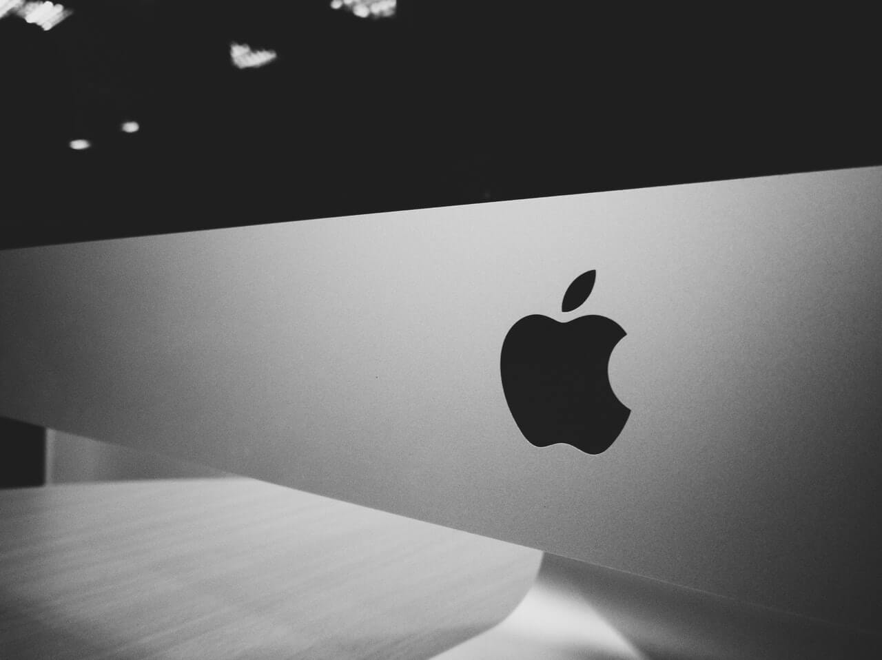 Apple logo na monitoru