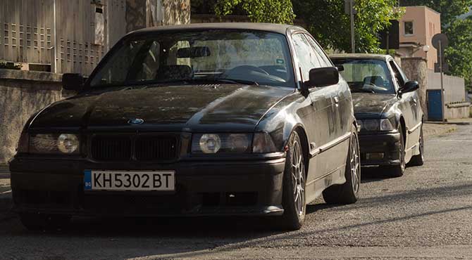 Stariji model BMW-a na ulici crne boje