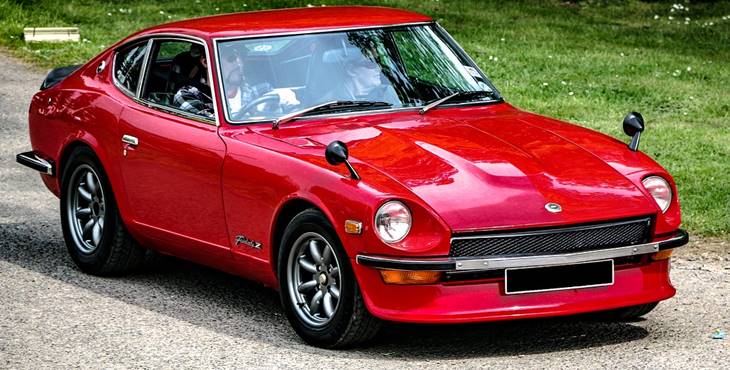 Crveni automobil marke Datsun 240z - Nissan podbrend