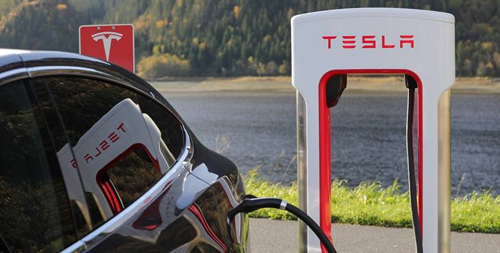Tesla elektricni automobil i punjac