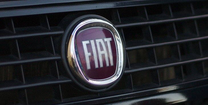 Logo na Fiat automobilu