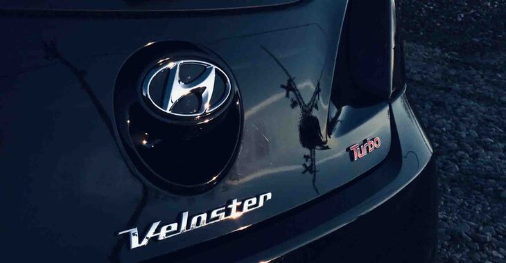 Vizual hyundai logoa na crnom automobilu