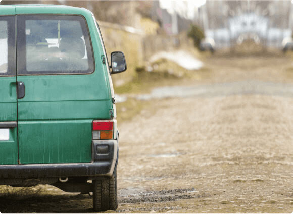 zeleni kombi na ulici