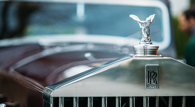 Vizual prednjeg dela i logoa luksuznog automobila Rolls Royce