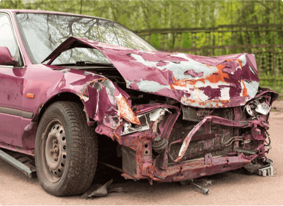 prikaz havarisanog crvenog automobila