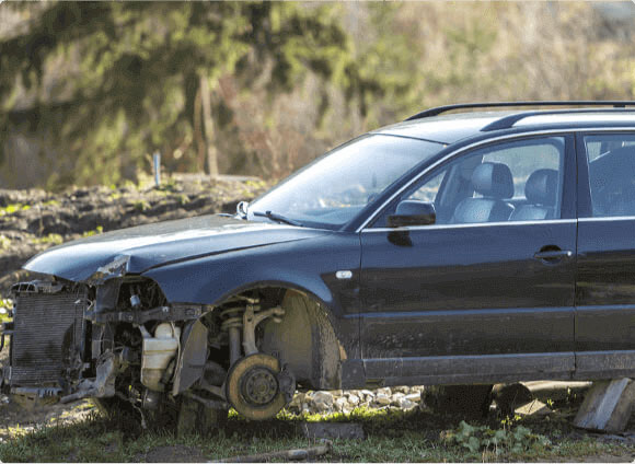 prikaz havarisanog crnog automobila marke Pasat