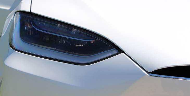 Tesla automobil