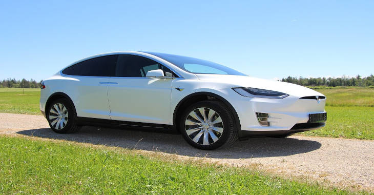 Električni automobil Tesla Model X bele boje