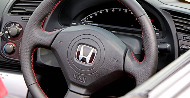 Logo Honda fabrike automobila na volanu jednog auta