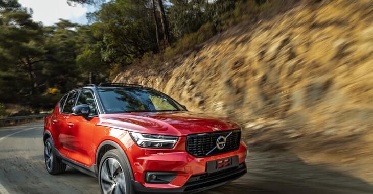Prikaz crvenog SUV automobila Volvo u putu