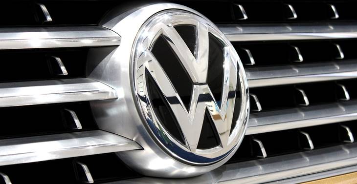 Volkswagen logo na automobilu