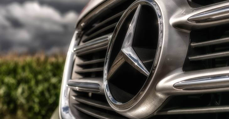 Mercedes znak na automobilu
