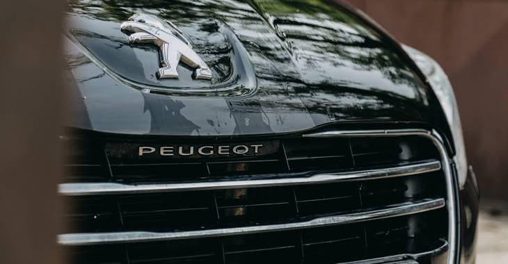 logo automobila Peugeot na haubi