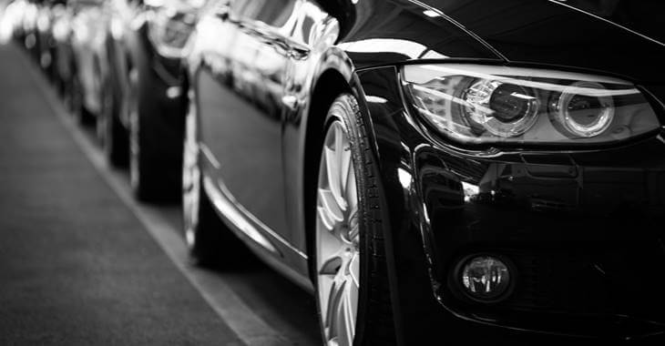 prednji prikaz crnog, parkiranog automobila