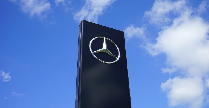 prikaz logoa kompanije Mercedes
