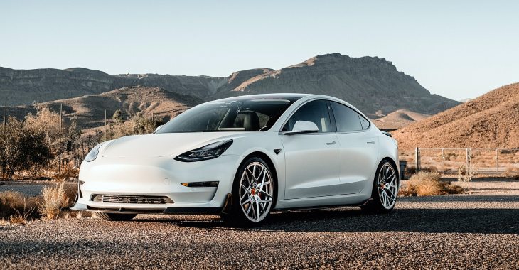 Parkiran beli tesla automobil