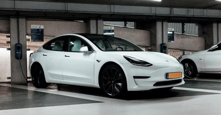Beli tesla automobil parkiran u garaži